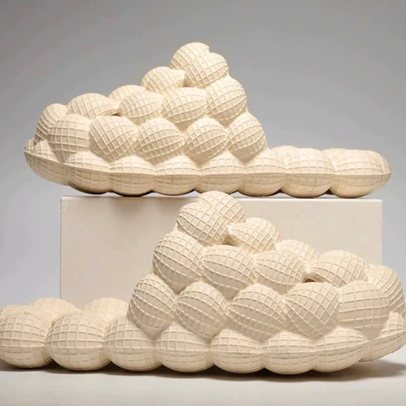 Shoes - Beige bubble slide